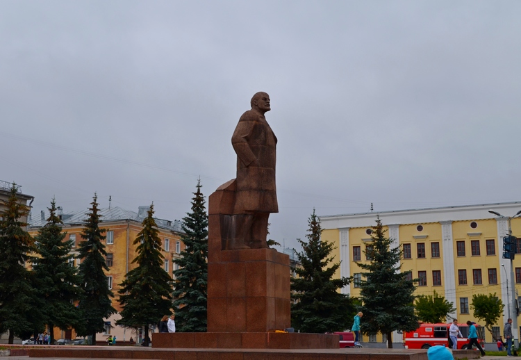 Киров памятники ленину. Памятник Ленину Киров памятники. Киров Кировская область памятник Ленину. Памятник Ленина в городе Киров. Памятники Кирова Кировской области.