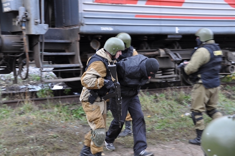 Орск диверсия. Спецназ штурм поезда. Спецназ штурмует поезд. Железнодорожный спецназ.